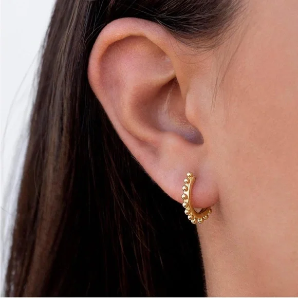 Tiny gold detail huggie hoops 18k gold plated ✨ - Picture 2 of 3